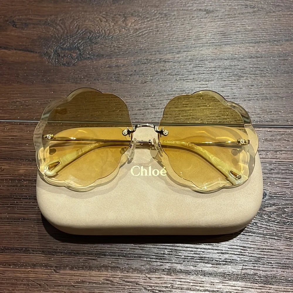 Chloe Oversized Scallops Sunglasses NWOT with Case and Cleaning Cloth